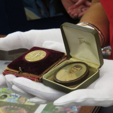 Olympic-Hockey-exhibition_SHC_2016_03 Medal displayed on a cushion and photo displayed in a decorative box | Courtesy of The Hockey Museum