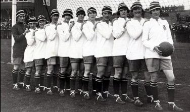 A line-up of the Dick, Kerr's Ladies, taken in 1921. Lily Parr is on the far right. | Image originally uploaded to Wikipedia