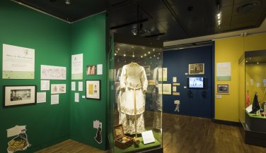 A dress and croquet set in a display cabinet at the Wimbledon Lawn Tennis Museum | AELTC/Ben Pipe/Wimbledon Lawn Tennis Museum